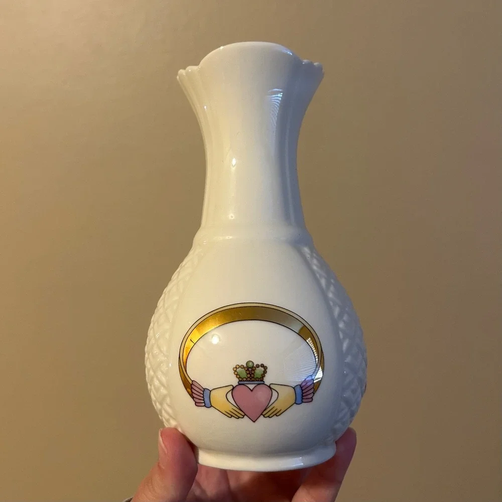 Vintage Wedding Vase Irish Claddagh Symbol Love Heart Donegal Parian China Vase
